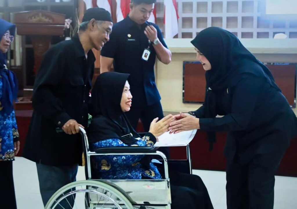 Serahkan SK Pensiun 116 PNS Kota Bandar Lampung, Walikota: Pengabdian Tak Berakhir di Masa Pensiun