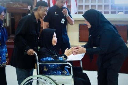 Serahkan SK Pensiun 116 PNS Kota Bandar Lampung, Walikota: Pengabdian Tak Berakhir di Masa Pensiun 1 Serahkan SK Pensiun 116 PNS Kota Bandar Lampung, Walikota: Pengabdian Tak Berakhir di Masa Pensiun
