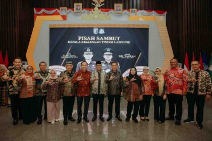 Pisah Sambut Kajati Lampung, Mirza: Kepastian Hukum Kunci Perkuat Investasi 5 # Pisah Sambut Kajati Lampung, Mirza: Kepastian Hukum Kunci Perkuat Investasi **Bandar Lampung** – Gubernur Lampung Rahmat Mirzani Djausal menegaskan pentingnya kepastian hukum dalam mendukung pertumbuhan investasi dan pembangunan di Provinsi Lampung. Menurut Mirza, pembangunan dan penegakan hukum harus berjalan beriringan. Kepastian hukum dinilai menjadi salah satu faktor penting untuk menciptakan iklim investasi yang sehat serta mendorong pertumbuhan ekonomi dan pembukaan lapangan kerja. Hal tersebut disampaikan Gubernur Mirza dalam acara pisah sambut Kepala Kejaksaan Tinggi (Kajati) Lampung di Mahan Agung, Bandar Lampung, Jumat (14/8/2026). Dalam kesempatan tersebut, Mirza menyampaikan apresiasi kepada Danang Suryo Wibowo atas dedikasi, kerja sama, dan kontribusinya selama menjalankan tugas sebagai Kajati Lampung. "Selama ini, sinergi antara Pemerintah Provinsi Lampung dan Kejaksaan Tinggi telah berjalan dengan sangat baik. Kita menghadapi banyak persoalan bersama. Ada pembangunan yang harus dikawal, investasi yang membutuhkan kepastian hukum, serta tata kelola pemerintahan yang harus terus diperbaiki," ujar Mirza. Ia menilai komunikasi dan koordinasi yang terjalin antara Pemprov Lampung dan Kejati Lampung telah membantu dalam menyelesaikan berbagai persoalan, termasuk mendukung pelaksanaan program pemerintah di tengah masyarakat. "Terima kasih, Pak Danang, atas kebersamaan itu. Semoga di tempat pengabdian yang baru sebagai Direktur II pada Jaksa Agung Muda Intelijen (Jamintel) Kejaksaan Agung RI, terus diberikan kesehatan, kemudahan, dan kesuksesan," katanya. Mirza juga menyambut Kajati Lampung yang baru, Taufan Zakaria, dan berharap sinergi antara Pemprov Lampung dan Kejati dapat terus diperkuat. "Selamat datang di Provinsi Lampung. Kami menyambut Bapak dengan tangan terbuka," ucapnya. Menurut Mirza, Lampung merupakan daerah yang terus berkembang, baik dari sisi ekonomi, investasi maupun pembangunan. Karena itu, perkembangan tersebut harus didukung kepastian hukum dan tata kelola pemerintahan yang baik. "Bagi kami, pembangunan dan penegakan hukum bukan dua hal yang dipertentangkan. Justru keduanya harus berjalan beriringan. Kalau kepastian hukum terjaga, investasi akan tumbuh, lapangan kerja terbuka, dan ekonomi masyarakat ikut bergerak," jelasnya. Sementara itu, Danang Suryo Wibowo yang kini mendapat tugas sebagai Direktur II pada Jaksa Agung Muda Intelijen Kejaksaan Agung RI, menyampaikan kesan selama 15 bulan menjalankan tugas sebagai Kajati Lampung. Ia menyebut masa pengabdiannya di Lampung menjadi pengalaman berharga bagi dirinya dan keluarga. "Saya bersama istri merasakan 15 bulan ini sebagai sebuah anugerah untuk kami. Khususnya berbagai ilmu, wawasan, pengalaman yang berharga yang telah kami peroleh selama kami di sini," ujarnya. Danang juga menyampaikan terima kasih kepada Gubernur Lampung Rahmat Mirzani Djausal atas dukungan dan sinergi selama dirinya bertugas. "Terima kasih kami ucapkan tentunya kepada Bapak Gubernur yang selama kami ada di sini selalu mendukung dan mendampingi kami sepenuhnya, baik dalam artian formal maupun juga persaudaraan. Berbagai dukungan terhadap institusi Kejati khususnya telah diberikan beliau secara maksimal," kata Danang. Ia turut menyampaikan apresiasi kepada jajaran Forum Koordinasi Pimpinan Daerah (Forkopimda) Lampung atas kolaborasi dan sinergi yang terjalin selama masa tugasnya. Menurut Danang, dukungan tersebut turut memudahkan pelaksanaan tugas Kejati Lampung selama berada di daerah. Sementara itu, Kajati Lampung Taufan Zakaria mengatakan dirinya memiliki modal kuat untuk melanjutkan berbagai program dan kerja yang telah dilakukan Danang selama menjabat. Menurut Taufan, berbagai program yang telah dijalankan sebelumnya menjadi fondasi bagi Kejati Lampung untuk terus memberikan manfaat kepada masyarakat. Ia menekankan pentingnya kolaborasi seluruh pemangku kepentingan dalam mendukung keberhasilan pembangunan di daerah. "Saya berharap kehadiran kami bersama jajaran Kejaksaan Tinggi Lampung dapat diterima dan mampu memperkuat kerja sama dalam membangun daerah," kata Taufan. (***)