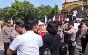 Sempat Ricuh, Massa Kepung Kantor Bupati Desak Sikap Soal Sekda Lamteng Yang Berstatus Tersangka