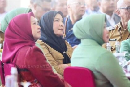 Eva Dwiana Hadiri Hari Jadi ke-1 Kodam XXI/Radin Inten 7 Eva Dwiana Hadiri Hari Jadi ke-1 Kodam XXI/Radin Inten Kegiatan tersebut turut dihadiri Gubernur Lampung Rahmat Mirzani Djausal, Gubernur Bengkulu H. Helmi Hasan, Forkopimda Provinsi Lampung, Bupati/Wali Kota se-Lampung dan se-Provinsi Bengkulu, serta jajaran prajurit dan PNS Kodam XXI/Radin Inten. Mengusung tema “Bekerja dengan Hati, Profesional, dan Adaptif”, peringatan satu tahun Kodam XXI/Radin Inten menjadi momentum untuk memperkuat soliditas, profesionalitas, serta sinergi TNI dengan pemerintah daerah dan masyarakat. Wali Kota Bandar Lampung Eva Dwiana menyampaikan ucapan selamat atas Hari Jadi ke-1 Kodam XXI/Radin Inten. “Selamat Hari Jadi ke-1 Kodam XXI/Radin Inten. Semoga semakin profesional, semakin kuat, dan terus bersinergi bersama pemerintah daerah serta masyarakat dalam membangun daerah dan memberikan pengabdian terbaik untuk bangsa,” ujar Eva Dwiana. Dalam kesempatan tersebut, Pangdam XXI/Radin Inten Mayjen TNI Kristomei Sianturi, S.Sos., M.Si.(Han) juga menegaskan pentingnya integrasi, profesionalitas, dan kemampuan adaptif dalam memberikan pengabdian terbaik kepada bangsa dan masyarakat. Syukuran ditutup dengan pemotongan tumpeng sebagai simbol rasa syukur serta dilanjutkan dengan foto bersama seluruh tamu undangan.