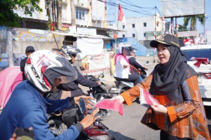 Eva Dwiana Turun Langsung Bagikan 10 Ribu Bendera Merah Putih 9 Eva Dwiana Turun Langsung Bagikan 10 Ribu Bendera Merah Putih