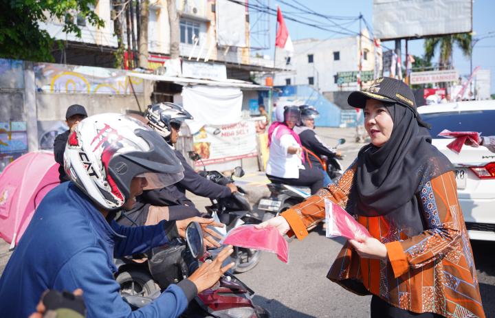 Eva Dwiana Turun Langsung Bagikan 10 Ribu Bendera Merah Putih 1 Eva Dwiana Turun Langsung Bagikan 10 Ribu Bendera Merah Putih