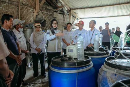 Tinjau Rumah Produksi PHC, Wagub Jihan Nurlela Jajal Drone Sprayer di Lampung Tengah
