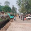 13 Titik Pipa Rusak di Martadinata, PDAM Dorong Pemetaan Utilitas Sebelum Jalan Dibongkar 3 13 Titik Pipa Rusak di Martadinata, PDAM Dorong Pemetaan Utilitas Sebelum Jalan Dibongkar Setiap terjadi kerusakan, petugas PDAM harus melakukan perbaikan yang pada kondisi tertentu mengharuskan aliran air dihentikan sementara. Durasi gangguan pun bergantung pada tingkat kerusakan, mulai dari beberapa jam hingga beberapa hari. Plt Direktur Teknik PDAM Way Rilau, Dirmansyah, mengatakan kerusakan jaringan utilitas perlu menjadi perhatian dalam setiap pekerjaan pembangunan maupun perbaikan jalan, terutama ketika pengerjaan berpotensi mengenai jalur pipa yang sudah terpasang. Menurutnya, pemetaan utilitas sebelum pekerjaan jalan dimulai penting dilakukan agar posisi jaringan pipa dapat diketahui sejak awal. Dengan begitu, jalur pipa yang berpotensi terdampak dapat dipindahkan atau diamankan terlebih dahulu. “Kalau sebelum pengerukan jalan kita lakukan pemindahan jalur air dulu, yang bekerja nyaman dan masyarakat juga tidak terganggu,” ujar Dirmansyah, Kamis (27/8/2026). PDAM Way Rilau, lanjutnya, telah melakukan koordinasi dengan Dinas Bina Marga, pihak kontraktor, serta Dewan Pengawas terkait persoalan tersebut. Koordinasi, kata dia, idealnya tidak dilakukan setelah kerusakan terjadi, melainkan sejak tahap perencanaan pekerjaan. Pemetaan jaringan utilitas menjadi bagian penting agar pembangunan jalan tidak berujung pada terganggunya layanan dasar masyarakat. Sebab, ketika badan jalan dibongkar tanpa memperhitungkan jaringan yang berada di bawahnya, bukan hanya pekerjaan konstruksi yang menghadapi persoalan. Aliran air ke rumah warga pun bisa ikut menjadi korban. PDAM Way Rilau berharap setiap pekerjaan jalan di Bandar Lampung memperhatikan keberadaan jaringan utilitas yang telah terpasang. Perencanaan dan koordinasi sejak awal dinilai dapat meminimalkan kerusakan sekaligus menjaga pelayanan air kepada masyarakat tetap berjalan.