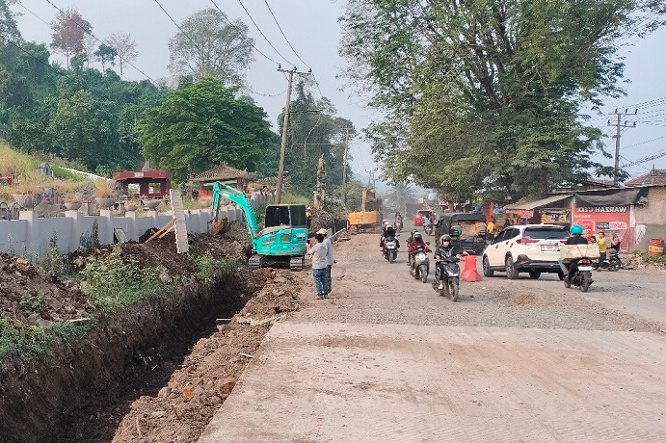 13 Titik Pipa Rusak di Martadinata, PDAM Dorong Pemetaan Utilitas Sebelum Jalan Dibongkar 1 13 Titik Pipa Rusak di Martadinata, PDAM Dorong Pemetaan Utilitas Sebelum Jalan Dibongkar Setiap terjadi kerusakan, petugas PDAM harus melakukan perbaikan yang pada kondisi tertentu mengharuskan aliran air dihentikan sementara. Durasi gangguan pun bergantung pada tingkat kerusakan, mulai dari beberapa jam hingga beberapa hari. Plt Direktur Teknik PDAM Way Rilau, Dirmansyah, mengatakan kerusakan jaringan utilitas perlu menjadi perhatian dalam setiap pekerjaan pembangunan maupun perbaikan jalan, terutama ketika pengerjaan berpotensi mengenai jalur pipa yang sudah terpasang. Menurutnya, pemetaan utilitas sebelum pekerjaan jalan dimulai penting dilakukan agar posisi jaringan pipa dapat diketahui sejak awal. Dengan begitu, jalur pipa yang berpotensi terdampak dapat dipindahkan atau diamankan terlebih dahulu. “Kalau sebelum pengerukan jalan kita lakukan pemindahan jalur air dulu, yang bekerja nyaman dan masyarakat juga tidak terganggu,” ujar Dirmansyah, Kamis (27/8/2026). PDAM Way Rilau, lanjutnya, telah melakukan koordinasi dengan Dinas Bina Marga, pihak kontraktor, serta Dewan Pengawas terkait persoalan tersebut. Koordinasi, kata dia, idealnya tidak dilakukan setelah kerusakan terjadi, melainkan sejak tahap perencanaan pekerjaan. Pemetaan jaringan utilitas menjadi bagian penting agar pembangunan jalan tidak berujung pada terganggunya layanan dasar masyarakat. Sebab, ketika badan jalan dibongkar tanpa memperhitungkan jaringan yang berada di bawahnya, bukan hanya pekerjaan konstruksi yang menghadapi persoalan. Aliran air ke rumah warga pun bisa ikut menjadi korban. PDAM Way Rilau berharap setiap pekerjaan jalan di Bandar Lampung memperhatikan keberadaan jaringan utilitas yang telah terpasang. Perencanaan dan koordinasi sejak awal dinilai dapat meminimalkan kerusakan sekaligus menjaga pelayanan air kepada masyarakat tetap berjalan.
