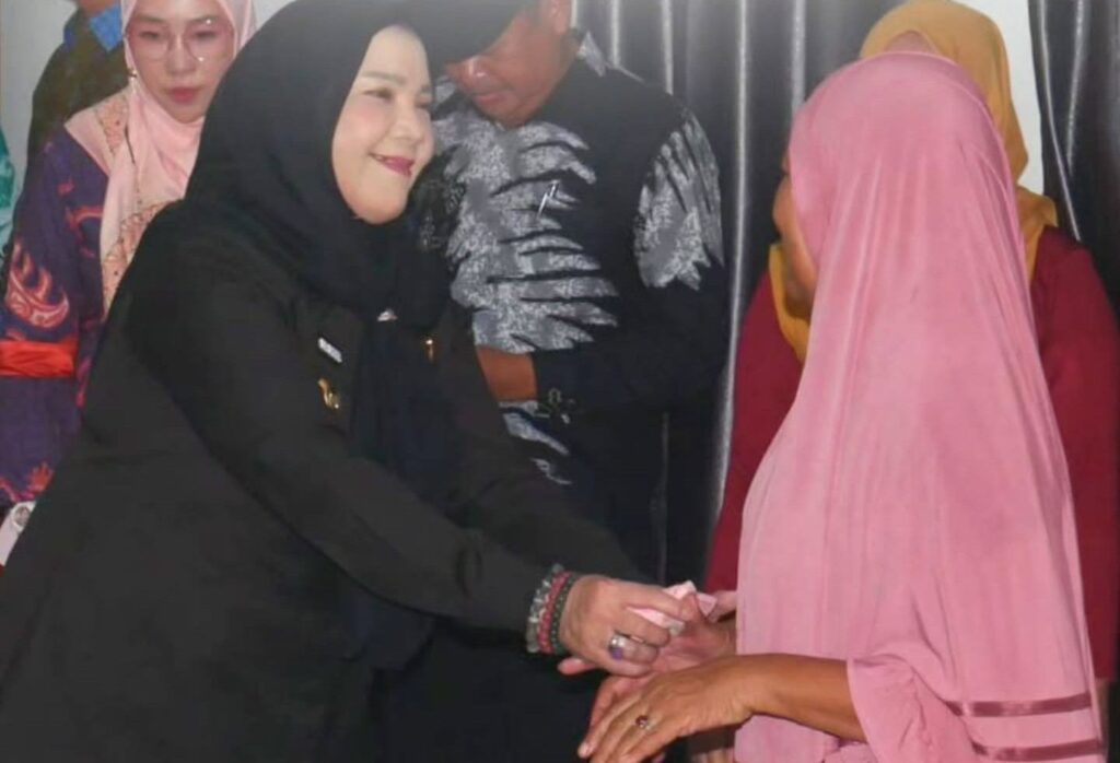 Warga Pelita dan Tanjung Karang Terima Bantuan Kursi Roda dari Walikota Eva Dwiana 1 Warga Pelita dan Tanjung Karang Terima Bantuan Kursi Roda dari Walikota Eva Dwiana