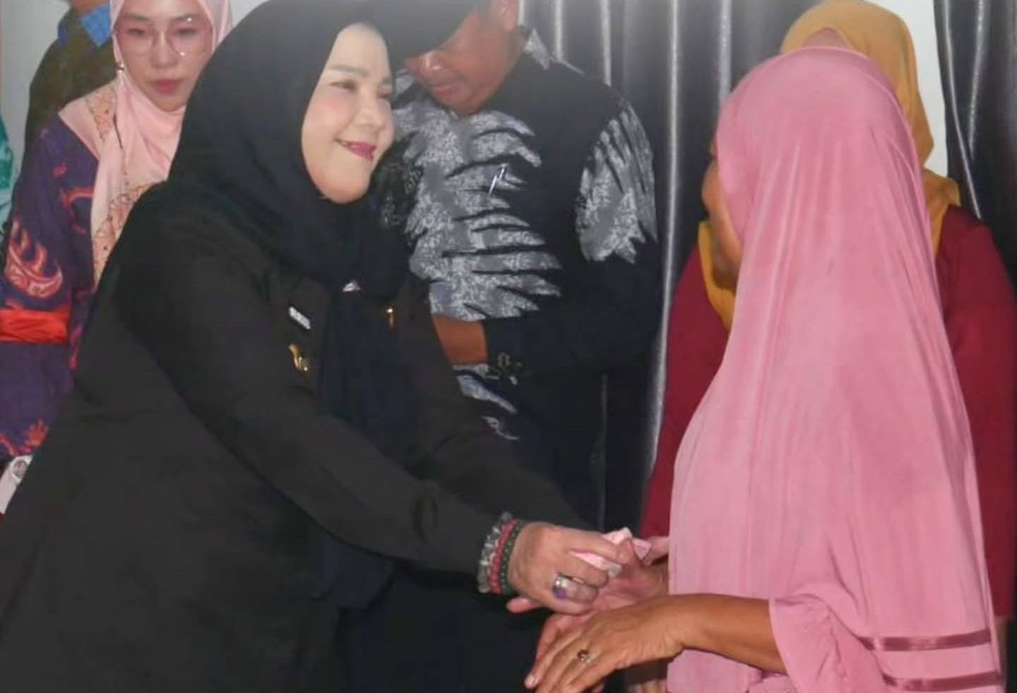 Warga Pelita dan Tanjung Karang Terima Bantuan Kursi Roda dari Walikota Eva Dwiana