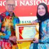Eva Dwiana Terima Penghargaan Disway sebagai Penggerak UMKM dan Ekonomi Kreatif 2 Eva Dwiana Terima Penghargaan Disway sebagai Penggerak UMKM dan Ekonomi Kreatif Penghargaan tersebut diserahkan dalam acara yang berlangsung di Hotel JW Marriott, Jakarta, Kamis (11/6/2026). Penghargaan diberikan sebagai bentuk apresiasi terhadap komitmen Pemerintah Kota Bandar Lampung dalam mendorong pengembangan UMKM dan ekonomi kreatif sebagai bagian dari penguatan ekonomi daerah. Eva Dwiana mengaku bersyukur atas penghargaan tersebut. Ia menyebut apresiasi itu menjadi bagian dari penilaian terhadap berbagai program yang dijalankan pemerintah daerah untuk masyarakat. "Ini luar biasa, karena apa yang kami kerjakan dan lakukan ternyata mendapat penilaian dari masyarakat. Semua yang kami lakukan adalah untuk masyarakat," ujar Eva. Menurutnya, penghargaan tersebut menjadi dorongan bagi Pemerintah Kota Bandar Lampung untuk melanjutkan berbagai program pemberdayaan masyarakat, khususnya dalam pengembangan UMKM dan ekonomi kreatif. Selain memperkuat sektor tersebut, pemerintah kota juga didorong untuk terus menghadirkan inovasi dan meningkatkan kualitas pelayanan publik. Eva berharap berbagai upaya tersebut dapat ikut memperkuat daya saing pelaku usaha serta mendukung pertumbuhan ekonomi masyarakat di Kota Bandar Lampung.