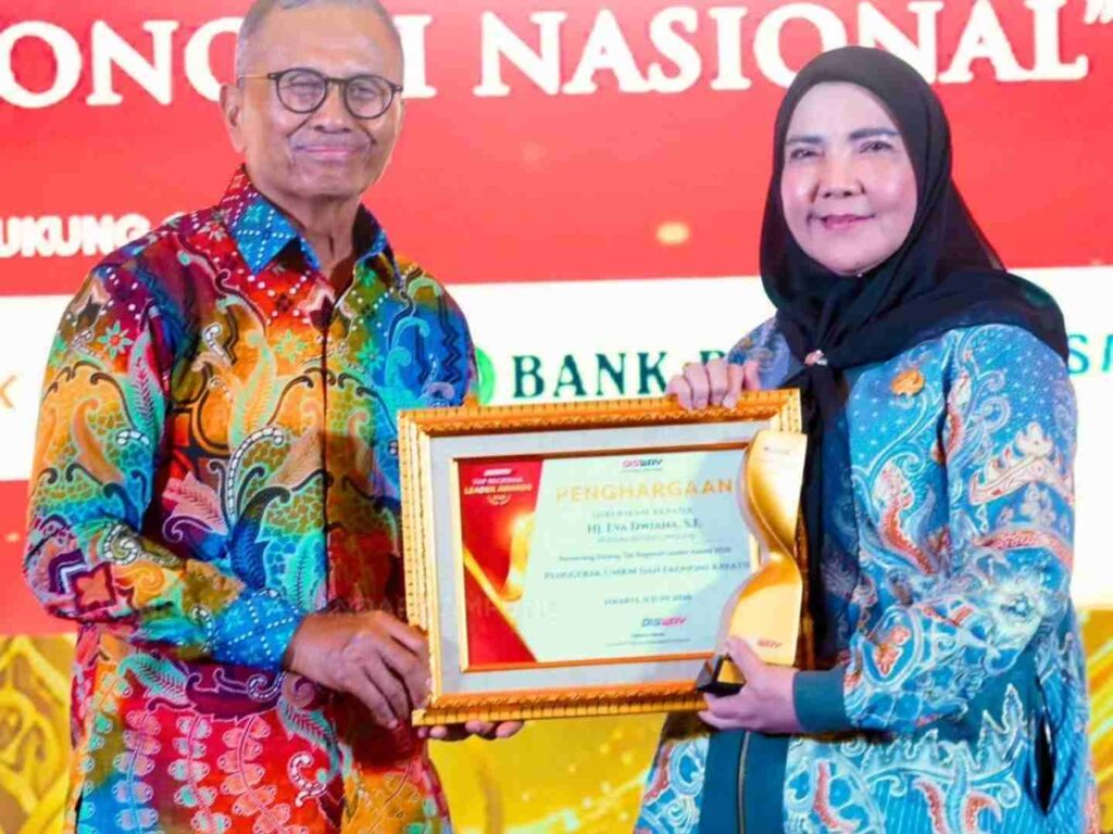 Eva Dwiana Terima Penghargaan Disway sebagai Penggerak UMKM dan Ekonomi Kreatif Penghargaan tersebut diserahkan dalam acara yang berlangsung di Hotel JW Marriott, Jakarta, Kamis (11/6/2026). Penghargaan diberikan sebagai bentuk apresiasi terhadap komitmen Pemerintah Kota Bandar Lampung dalam mendorong pengembangan UMKM dan ekonomi kreatif sebagai bagian dari penguatan ekonomi daerah. Eva Dwiana mengaku bersyukur atas penghargaan tersebut. Ia menyebut apresiasi itu menjadi bagian dari penilaian terhadap berbagai program yang dijalankan pemerintah daerah untuk masyarakat. "Ini luar biasa, karena apa yang kami kerjakan dan lakukan ternyata mendapat penilaian dari masyarakat. Semua yang kami lakukan adalah untuk masyarakat," ujar Eva. Menurutnya, penghargaan tersebut menjadi dorongan bagi Pemerintah Kota Bandar Lampung untuk melanjutkan berbagai program pemberdayaan masyarakat, khususnya dalam pengembangan UMKM dan ekonomi kreatif. Selain memperkuat sektor tersebut, pemerintah kota juga didorong untuk terus menghadirkan inovasi dan meningkatkan kualitas pelayanan publik. Eva berharap berbagai upaya tersebut dapat ikut memperkuat daya saing pelaku usaha serta mendukung pertumbuhan ekonomi masyarakat di Kota Bandar Lampung.
