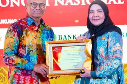 Eva Dwiana Terima Penghargaan Disway sebagai Penggerak UMKM dan Ekonomi Kreatif Penghargaan tersebut diserahkan dalam acara yang berlangsung di Hotel JW Marriott, Jakarta, Kamis (11/6/2026). Penghargaan diberikan sebagai bentuk apresiasi terhadap komitmen Pemerintah Kota Bandar Lampung dalam mendorong pengembangan UMKM dan ekonomi kreatif sebagai bagian dari penguatan ekonomi daerah. Eva Dwiana mengaku bersyukur atas penghargaan tersebut. Ia menyebut apresiasi itu menjadi bagian dari penilaian terhadap berbagai program yang dijalankan pemerintah daerah untuk masyarakat. "Ini luar biasa, karena apa yang kami kerjakan dan lakukan ternyata mendapat penilaian dari masyarakat. Semua yang kami lakukan adalah untuk masyarakat," ujar Eva. Menurutnya, penghargaan tersebut menjadi dorongan bagi Pemerintah Kota Bandar Lampung untuk melanjutkan berbagai program pemberdayaan masyarakat, khususnya dalam pengembangan UMKM dan ekonomi kreatif. Selain memperkuat sektor tersebut, pemerintah kota juga didorong untuk terus menghadirkan inovasi dan meningkatkan kualitas pelayanan publik. Eva berharap berbagai upaya tersebut dapat ikut memperkuat daya saing pelaku usaha serta mendukung pertumbuhan ekonomi masyarakat di Kota Bandar Lampung.