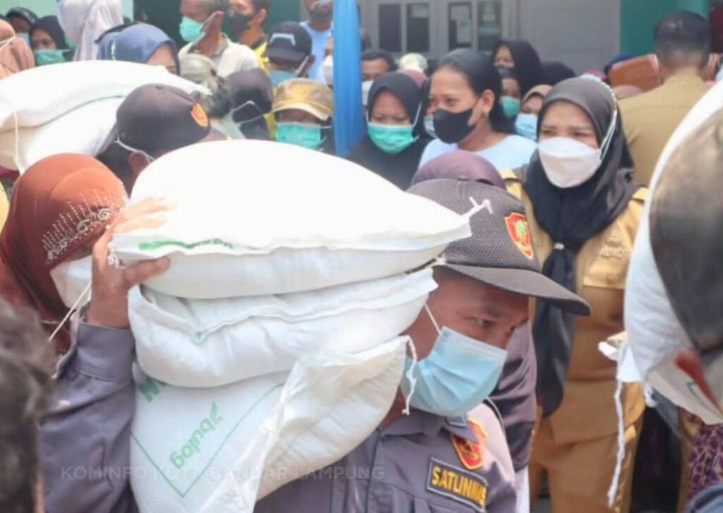 11.863 Warga Bandar Lampung Terima Bantuan Beras, Disalurkan di 5 Kecamatan 1 11.863 Warga Bandar Lampung Terima Bantuan Beras, Disalurkan di 5 Kecamatan