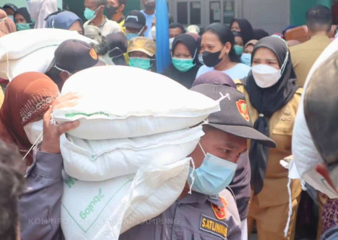 11.863 Warga Bandar Lampung Terima Bantuan Beras, Disalurkan di 5 Kecamatan 1 11.863 Warga Bandar Lampung Terima Bantuan Beras, Disalurkan di 5 Kecamatan