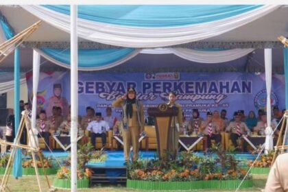 Buka Gebyar Perkemahan Pramuka, Wali Kota Ajak Generasi Muda Berkarya untuk Bandar Lampung Pesan tersebut disampaikan Eva Dwiana saat membuka Gebyar Perkemahan Bandar Lampung sekaligus Apel Besar Peringatan Hari Pramuka ke-65 Tahun 2026 Tingkat Cabang Gerakan Pramuka Kota Bandar Lampung di Bumi Perkemahan Cabang Kota Bandar Lampung, Rajabasa. Kegiatan berlangsung selama lima hari, mulai 27 September hingga 1 Oktober 2026. Sedangkan Apel Besar Peringatan Hari Pramuka dilaksanakan pada Senin (28/9/2026). Mengusung tema **“Bersatu, Gembira, Berkarya Menuju Bandar Lampung Hebat”**, kegiatan tersebut diikuti ratusan anggota Pramuka golongan penggalang, penegak dan pandega dari berbagai gugus depan se-Kota Bandar Lampung. Dalam amanatnya, Eva menyampaikan ucapan selamat Hari Pramuka ke-65. Ia menilai Gerakan Pramuka menjadi salah satu wadah bagi generasi muda untuk membangun karakter, kedisiplinan, kemandirian serta rasa cinta tanah air. “Pramuka adalah wadah pembentukan karakter, kedisiplinan, kemandirian, dan rasa cinta tanah air. Melalui Gebyar Perkemahan ini, kita harapkan lahir generasi muda Bandar Lampung yang tangguh, berakhlak, dan siap membangun bangsa,” ujar Eva. Eva juga mengajak seluruh peserta mengikuti rangkaian kegiatan dengan sungguh-sungguh. Ia berpesan agar para anggota Pramuka mengedepankan kerja sama, menjaga kebersihan dan ketertiban selama mengikuti kegiatan. Menurutnya, perkemahan juga menjadi ruang bagi peserta untuk belajar bekerja sama, melatih kemandirian serta mengembangkan kemampuan dan potensi diri. Dalam kesempatan tersebut, turut dilakukan penyematan pin dan pemberian sertifikat penghargaan kepada anggota Pramuka Kota Bandar Lampung yang telah menyelesaikan tugas mewakili daerah pada ajang Jambore Nasional. Kegiatan tersebut turut dihadiri Wakil Wali Kota Bandar Lampung, Forkopimda, Ketua Kwarcab beserta jajaran pengurus Kwarcab Kota Bandar Lampung, para pembina serta peserta Gebyar Perkemahan.