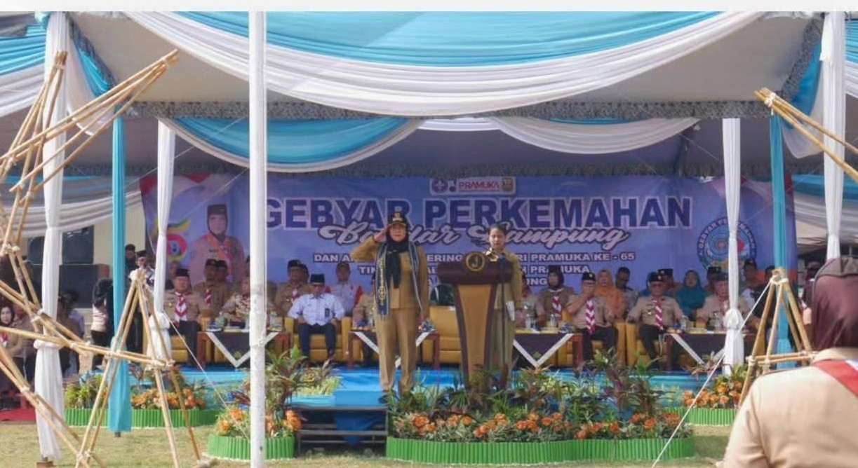 Buka Gebyar Perkemahan Pramuka, Wali Kota Ajak Generasi Muda Berkarya untuk Bandar Lampung 1 Buka Gebyar Perkemahan Pramuka, Wali Kota Ajak Generasi Muda Berkarya untuk Bandar Lampung Pesan tersebut disampaikan Eva Dwiana saat membuka Gebyar Perkemahan Bandar Lampung sekaligus Apel Besar Peringatan Hari Pramuka ke-65 Tahun 2026 Tingkat Cabang Gerakan Pramuka Kota Bandar Lampung di Bumi Perkemahan Cabang Kota Bandar Lampung, Rajabasa. Kegiatan berlangsung selama lima hari, mulai 27 September hingga 1 Oktober 2026. Sedangkan Apel Besar Peringatan Hari Pramuka dilaksanakan pada Senin (28/9/2026). Mengusung tema **“Bersatu, Gembira, Berkarya Menuju Bandar Lampung Hebat”**, kegiatan tersebut diikuti ratusan anggota Pramuka golongan penggalang, penegak dan pandega dari berbagai gugus depan se-Kota Bandar Lampung. Dalam amanatnya, Eva menyampaikan ucapan selamat Hari Pramuka ke-65. Ia menilai Gerakan Pramuka menjadi salah satu wadah bagi generasi muda untuk membangun karakter, kedisiplinan, kemandirian serta rasa cinta tanah air. “Pramuka adalah wadah pembentukan karakter, kedisiplinan, kemandirian, dan rasa cinta tanah air. Melalui Gebyar Perkemahan ini, kita harapkan lahir generasi muda Bandar Lampung yang tangguh, berakhlak, dan siap membangun bangsa,” ujar Eva. Eva juga mengajak seluruh peserta mengikuti rangkaian kegiatan dengan sungguh-sungguh. Ia berpesan agar para anggota Pramuka mengedepankan kerja sama, menjaga kebersihan dan ketertiban selama mengikuti kegiatan. Menurutnya, perkemahan juga menjadi ruang bagi peserta untuk belajar bekerja sama, melatih kemandirian serta mengembangkan kemampuan dan potensi diri. Dalam kesempatan tersebut, turut dilakukan penyematan pin dan pemberian sertifikat penghargaan kepada anggota Pramuka Kota Bandar Lampung yang telah menyelesaikan tugas mewakili daerah pada ajang Jambore Nasional. Kegiatan tersebut turut dihadiri Wakil Wali Kota Bandar Lampung, Forkopimda, Ketua Kwarcab beserta jajaran pengurus Kwarcab Kota Bandar Lampung, para pembina serta peserta Gebyar Perkemahan.