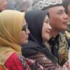 Pisah Sambut Kajati Lampung, Eva Dwiana Apresiasi Dedikasi Danang Suryo Wibowo 3 Pisah Sambut Kajati Lampung, Eva Dwiana Apresiasi Dedikasi Danang Suryo Wibowo Kegiatan yang digelar Pemerintah Provinsi Lampung tersebut menjadi momentum perpisahan dengan Kajati Lampung sebelumnya, Danang Suryo Wibowo, S.H., LL.M., sekaligus menyambut pejabat baru di lingkungan Kejaksaan Tinggi Lampung. Acara turut dihadiri Gubernur Lampung bersama jajaran Forum Koordinasi Pimpinan Daerah (Forkopimda) Provinsi Lampung, para bupati dan wali kota se-Lampung, kepala instansi vertikal, pimpinan organisasi kemasyarakatan, rektor perguruan tinggi, perwakilan BUMN dan BUMD, serta para kepala kejaksaan negeri dari berbagai daerah. Dalam kesempatan tersebut, Eva Dwiana menyampaikan apresiasi atas dedikasi dan pengabdian Danang Suryo Wibowo selama memimpin Kejaksaan Tinggi Lampung. “Atas nama Pemerintah Kota Bandar Lampung, kami menyampaikan apresiasi dan penghargaan yang setinggi-tingginya kepada Bapak Danang Suryo Wibowo atas dedikasi dan pengabdiannya selama memimpin Kejaksaan Tinggi Lampung,” ujar Eva. Menurutnya, sinergi antara pemerintah daerah dan aparat penegak hukum memiliki peran penting dalam mendukung pembangunan sekaligus menjaga pelaksanaan pemerintahan dan penegakan hukum di daerah. Kehadiran Eva dalam agenda tersebut juga menjadi bagian dari upaya Pemkot Bandar Lampung menjaga hubungan kelembagaan dengan Kejaksaan serta unsur pemerintahan lainnya. Ke depan, kerja sama antara pemerintah daerah dan Kejaksaan diharapkan terus diperkuat, terutama dalam mendukung tata kelola pemerintahan, pelayanan publik, penegakan hukum, dan program pembangunan yang memberikan manfaat bagi masyarakat. Acara pisah sambut berlangsung dalam suasana hangat dan kekeluargaan.