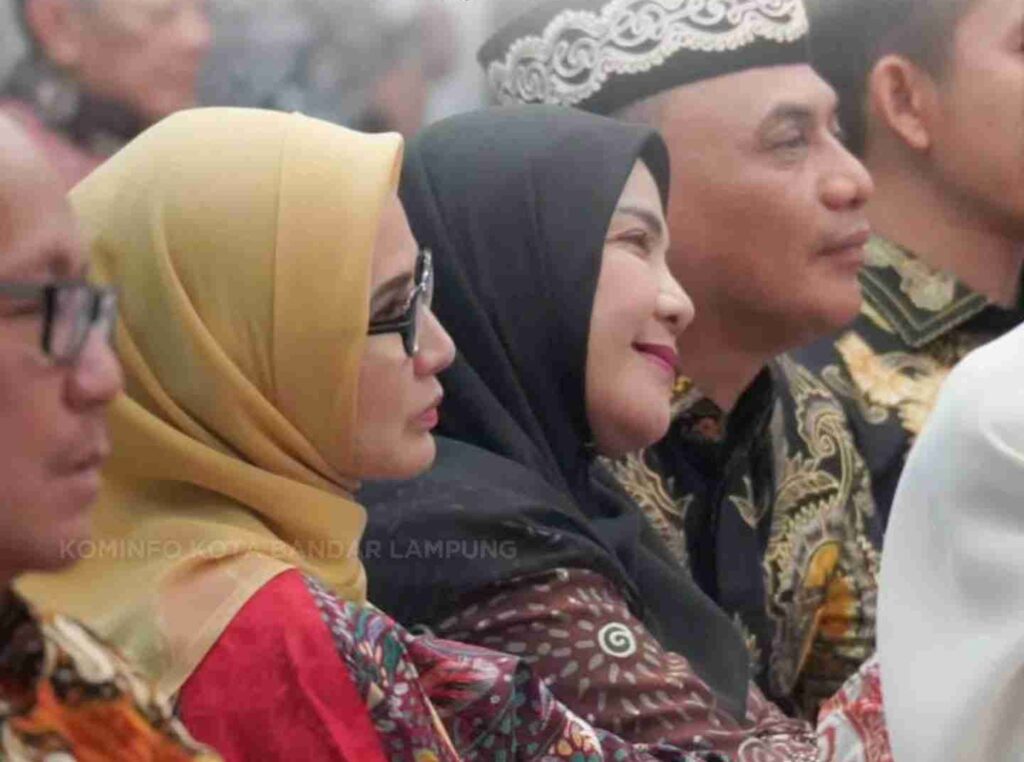 Pisah Sambut Kajati Lampung, Eva Dwiana Apresiasi Dedikasi Danang Suryo Wibowo 1 Pisah Sambut Kajati Lampung, Eva Dwiana Apresiasi Dedikasi Danang Suryo Wibowo Kegiatan yang digelar Pemerintah Provinsi Lampung tersebut menjadi momentum perpisahan dengan Kajati Lampung sebelumnya, Danang Suryo Wibowo, S.H., LL.M., sekaligus menyambut pejabat baru di lingkungan Kejaksaan Tinggi Lampung. Acara turut dihadiri Gubernur Lampung bersama jajaran Forum Koordinasi Pimpinan Daerah (Forkopimda) Provinsi Lampung, para bupati dan wali kota se-Lampung, kepala instansi vertikal, pimpinan organisasi kemasyarakatan, rektor perguruan tinggi, perwakilan BUMN dan BUMD, serta para kepala kejaksaan negeri dari berbagai daerah. Dalam kesempatan tersebut, Eva Dwiana menyampaikan apresiasi atas dedikasi dan pengabdian Danang Suryo Wibowo selama memimpin Kejaksaan Tinggi Lampung. “Atas nama Pemerintah Kota Bandar Lampung, kami menyampaikan apresiasi dan penghargaan yang setinggi-tingginya kepada Bapak Danang Suryo Wibowo atas dedikasi dan pengabdiannya selama memimpin Kejaksaan Tinggi Lampung,” ujar Eva. Menurutnya, sinergi antara pemerintah daerah dan aparat penegak hukum memiliki peran penting dalam mendukung pembangunan sekaligus menjaga pelaksanaan pemerintahan dan penegakan hukum di daerah. Kehadiran Eva dalam agenda tersebut juga menjadi bagian dari upaya Pemkot Bandar Lampung menjaga hubungan kelembagaan dengan Kejaksaan serta unsur pemerintahan lainnya. Ke depan, kerja sama antara pemerintah daerah dan Kejaksaan diharapkan terus diperkuat, terutama dalam mendukung tata kelola pemerintahan, pelayanan publik, penegakan hukum, dan program pembangunan yang memberikan manfaat bagi masyarakat. Acara pisah sambut berlangsung dalam suasana hangat dan kekeluargaan.
