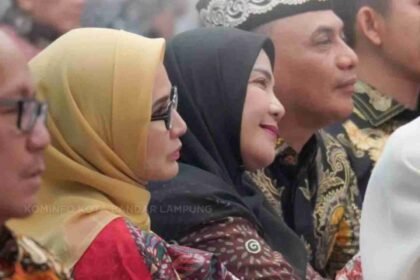 Pisah Sambut Kajati Lampung, Eva Dwiana Apresiasi Dedikasi Danang Suryo Wibowo Kegiatan yang digelar Pemerintah Provinsi Lampung tersebut menjadi momentum perpisahan dengan Kajati Lampung sebelumnya, Danang Suryo Wibowo, S.H., LL.M., sekaligus menyambut pejabat baru di lingkungan Kejaksaan Tinggi Lampung. Acara turut dihadiri Gubernur Lampung bersama jajaran Forum Koordinasi Pimpinan Daerah (Forkopimda) Provinsi Lampung, para bupati dan wali kota se-Lampung, kepala instansi vertikal, pimpinan organisasi kemasyarakatan, rektor perguruan tinggi, perwakilan BUMN dan BUMD, serta para kepala kejaksaan negeri dari berbagai daerah. Dalam kesempatan tersebut, Eva Dwiana menyampaikan apresiasi atas dedikasi dan pengabdian Danang Suryo Wibowo selama memimpin Kejaksaan Tinggi Lampung. “Atas nama Pemerintah Kota Bandar Lampung, kami menyampaikan apresiasi dan penghargaan yang setinggi-tingginya kepada Bapak Danang Suryo Wibowo atas dedikasi dan pengabdiannya selama memimpin Kejaksaan Tinggi Lampung,” ujar Eva. Menurutnya, sinergi antara pemerintah daerah dan aparat penegak hukum memiliki peran penting dalam mendukung pembangunan sekaligus menjaga pelaksanaan pemerintahan dan penegakan hukum di daerah. Kehadiran Eva dalam agenda tersebut juga menjadi bagian dari upaya Pemkot Bandar Lampung menjaga hubungan kelembagaan dengan Kejaksaan serta unsur pemerintahan lainnya. Ke depan, kerja sama antara pemerintah daerah dan Kejaksaan diharapkan terus diperkuat, terutama dalam mendukung tata kelola pemerintahan, pelayanan publik, penegakan hukum, dan program pembangunan yang memberikan manfaat bagi masyarakat. Acara pisah sambut berlangsung dalam suasana hangat dan kekeluargaan.