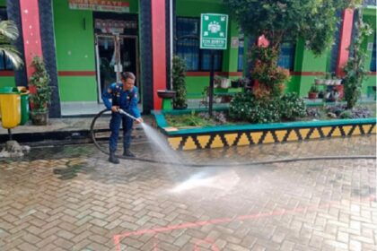 Atasi Debu Vulkanik, Damkarmat Bandar Lampung Semprot 46 Titik