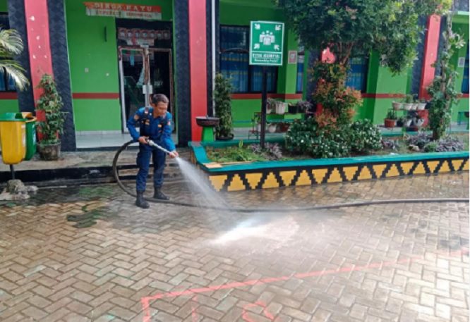 Atasi Debu Vulkanik, Damkarmat Bandar Lampung Semprot 46 Titik