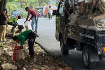Satgas Kali Rutin Sisir Jalan Bandar Lampung, DLH Ingatkan Warga Soal Sampah 7 Satgas Kali Rutin Sisir Jalan Bandar Lampung, DLH Ingatkan Warga Soal Sampah