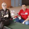 Harlah Kejaksaan ke-81, Kejari Lampung Tengah Hadirkan Bakti Sosial untuk Masyarakat Rangkaian tersebut dimaknai bukan sekadar sebagai perayaan perjalanan institusi, tetapi sebagai momentum untuk menghadirkan manfaat secara langsung, mempererat silaturahmi, serta membangun sinergi dengan berbagai unsur dalam semangat kepedulian terhadap sesama. Donor darah dan pemeriksaan kesehatan gratis dilaksanakan di Aula Kantor Kejaksaan Negeri Lampung Tengah dengan melibatkan Palang Merah Indonesia (PMI) Lampung Tengah dan tenaga kesehatan. Para peserta donor terlebih dahulu menjalani pemeriksaan dan skrining kesehatan untuk memastikan kelayakan sebelum melakukan donor darah. Antusiasme peserta dari berbagai unsur menjadi wujud solidaritas dalam mendukung ketersediaan darah bagi mereka yang membutuhkan. Sebanyak 52 peserta tercatat mengikuti proses skrining donor darah, sebagai bagian dari partisipasi dalam aksi kemanusiaan tersebut. Pada kesempatan yang sama, peserta memperoleh layanan pemeriksaan kesehatan gratis berupa pengecekan tekanan darah, berat badan, gula darah, dan asam urat, serta konsultasi kesehatan bersama tenaga medis. Kepala Kejaksaan Negeri Lampung Tengah, Dr. Rita Susanti, S.H., M.H., menyampaikan bahwa pengabdian kepada bangsa dan negara perlu berjalan seiring dengan kepedulian terhadap sesama. “Mendonorkan darah merupakan bentuk pengabdian yang sederhana, namun memiliki makna yang besar. Dari apa yang kita berikan hari ini, tumbuh harapan bagi mereka yang membutuhkan untuk melanjutkan kehidupan.” Menurutnya, Hari Lahir Kejaksaan hendaknya menjadi pengingat bahwa keberadaan institusi harus senantiasa memberikan manfaat, tidak hanya melalui pelaksanaan tugas dan kewenangan, tetapi juga melalui aksi nyata yang menyentuh kehidupan masyarakat. Rangkaian bakti sosial kemudian dilanjutkan dengan kunjungan kepada para Purnaja Kejaksaan. Kehadiran jajaran Kejaksaan menjadi bentuk penghormatan dan penghargaan atas dedikasi para pendahulu yang telah memberikan tenaga, pikiran, dan pengabdian dalam perjalanan panjang institusi Adhyaksa. Silaturahmi tersebut sekaligus mempererat ikatan kekeluargaan antara generasi yang meneruskan tugas dengan para Purnaja, serta menjadi pengingat bahwa setiap langkah institusi hari ini tidak terlepas dari jejak pengabdian generasi sebelumnya. “Apa yang kita jalankan hari ini tidak terlepas dari jejak pengabdian para pendahulu. Karena itu, menjaga silaturahmi dengan para Purnaja merupakan bentuk penghormatan sekaligus pengingat bagi kami untuk terus menjaga nilai-nilai pengabdian,” ujar Dr. Rita Susanti. Semangat berbagi selanjutnya diwujudkan melalui kunjungan sosial ke Panti Asuhan Al Marhamah. Jajaran Kejaksaan hadir untuk bersilaturahmi, berbagi perhatian, serta memberikan dukungan dan kebahagiaan kepada anak-anak panti. Kunjungan tersebut menjadi cerminan bahwa pengabdian memiliki makna yang luas. Kehadiran institusi tidak hanya diwujudkan melalui pelaksanaan tugas, tetapi juga melalui perhatian, kebersamaan, dan kepedulian yang mampu memberikan arti bagi kehidupan sesama. Rangkaian bakti sosial tersebut mendapat dukungan dan partisipasi dari berbagai pihak, di antaranya Pemerintah Kabupaten Lampung Tengah, TNI-Polri, PMI Lampung Tengah, tenaga kesehatan, jajaran Kejaksaan Negeri Lampung Tengah, Ikatan Adhyaksa Dharmakarini (IAD) Daerah Lampung Tengah, para Purnaja, serta berbagai unsur masyarakat lainnya. Sinergi tersebut menunjukkan bahwa semangat kemanusiaan dapat menjadi titik temu berbagai elemen untuk bergerak bersama. Darah yang didonasikan, kesehatan yang diperhatikan, silaturahmi yang dirawat, serta perhatian yang diberikan kepada anak-anak panti menjadi bagian dari satu makna besar: pengabdian yang hadir dan memberi manfaat. Bagi Kejaksaan Negeri Lampung Tengah, peringatan Hari Lahir Kejaksaan ke-81 menjadi refleksi untuk terus membangun kepercayaan publik melalui pelaksanaan tugas yang profesional, berintegritas, humanis, dan berorientasi pada kemanfaatan. Sebab, pengabdian bukan semata tentang apa yang dikerjakan, tetapi tentang seberapa jauh kehadiran mampu memberikan arti bagi kehidupan orang lain. Setetes darah menjadi harapan. Silaturahmi menjadi penghormatan. Berbagi menjadi wujud pengabdian.(ela)