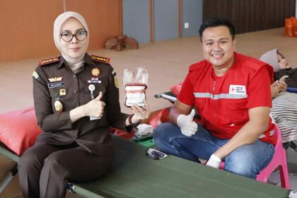 Harlah Kejaksaan ke-81, Kejari Lampung Tengah Hadirkan Bakti Sosial untuk Masyarakat 2 Harlah Kejaksaan ke-81, Kejari Lampung Tengah Hadirkan Bakti Sosial untuk Masyarakat Rangkaian tersebut dimaknai bukan sekadar sebagai perayaan perjalanan institusi, tetapi sebagai momentum untuk menghadirkan manfaat secara langsung, mempererat silaturahmi, serta membangun sinergi dengan berbagai unsur dalam semangat kepedulian terhadap sesama. Donor darah dan pemeriksaan kesehatan gratis dilaksanakan di Aula Kantor Kejaksaan Negeri Lampung Tengah dengan melibatkan Palang Merah Indonesia (PMI) Lampung Tengah dan tenaga kesehatan. Para peserta donor terlebih dahulu menjalani pemeriksaan dan skrining kesehatan untuk memastikan kelayakan sebelum melakukan donor darah. Antusiasme peserta dari berbagai unsur menjadi wujud solidaritas dalam mendukung ketersediaan darah bagi mereka yang membutuhkan. Sebanyak 52 peserta tercatat mengikuti proses skrining donor darah, sebagai bagian dari partisipasi dalam aksi kemanusiaan tersebut. Pada kesempatan yang sama, peserta memperoleh layanan pemeriksaan kesehatan gratis berupa pengecekan tekanan darah, berat badan, gula darah, dan asam urat, serta konsultasi kesehatan bersama tenaga medis. Kepala Kejaksaan Negeri Lampung Tengah, Dr. Rita Susanti, S.H., M.H., menyampaikan bahwa pengabdian kepada bangsa dan negara perlu berjalan seiring dengan kepedulian terhadap sesama. “Mendonorkan darah merupakan bentuk pengabdian yang sederhana, namun memiliki makna yang besar. Dari apa yang kita berikan hari ini, tumbuh harapan bagi mereka yang membutuhkan untuk melanjutkan kehidupan.” Menurutnya, Hari Lahir Kejaksaan hendaknya menjadi pengingat bahwa keberadaan institusi harus senantiasa memberikan manfaat, tidak hanya melalui pelaksanaan tugas dan kewenangan, tetapi juga melalui aksi nyata yang menyentuh kehidupan masyarakat. Rangkaian bakti sosial kemudian dilanjutkan dengan kunjungan kepada para Purnaja Kejaksaan. Kehadiran jajaran Kejaksaan menjadi bentuk penghormatan dan penghargaan atas dedikasi para pendahulu yang telah memberikan tenaga, pikiran, dan pengabdian dalam perjalanan panjang institusi Adhyaksa. Silaturahmi tersebut sekaligus mempererat ikatan kekeluargaan antara generasi yang meneruskan tugas dengan para Purnaja, serta menjadi pengingat bahwa setiap langkah institusi hari ini tidak terlepas dari jejak pengabdian generasi sebelumnya. “Apa yang kita jalankan hari ini tidak terlepas dari jejak pengabdian para pendahulu. Karena itu, menjaga silaturahmi dengan para Purnaja merupakan bentuk penghormatan sekaligus pengingat bagi kami untuk terus menjaga nilai-nilai pengabdian,” ujar Dr. Rita Susanti. Semangat berbagi selanjutnya diwujudkan melalui kunjungan sosial ke Panti Asuhan Al Marhamah. Jajaran Kejaksaan hadir untuk bersilaturahmi, berbagi perhatian, serta memberikan dukungan dan kebahagiaan kepada anak-anak panti. Kunjungan tersebut menjadi cerminan bahwa pengabdian memiliki makna yang luas. Kehadiran institusi tidak hanya diwujudkan melalui pelaksanaan tugas, tetapi juga melalui perhatian, kebersamaan, dan kepedulian yang mampu memberikan arti bagi kehidupan sesama. Rangkaian bakti sosial tersebut mendapat dukungan dan partisipasi dari berbagai pihak, di antaranya Pemerintah Kabupaten Lampung Tengah, TNI-Polri, PMI Lampung Tengah, tenaga kesehatan, jajaran Kejaksaan Negeri Lampung Tengah, Ikatan Adhyaksa Dharmakarini (IAD) Daerah Lampung Tengah, para Purnaja, serta berbagai unsur masyarakat lainnya. Sinergi tersebut menunjukkan bahwa semangat kemanusiaan dapat menjadi titik temu berbagai elemen untuk bergerak bersama. Darah yang didonasikan, kesehatan yang diperhatikan, silaturahmi yang dirawat, serta perhatian yang diberikan kepada anak-anak panti menjadi bagian dari satu makna besar: pengabdian yang hadir dan memberi manfaat. Bagi Kejaksaan Negeri Lampung Tengah, peringatan Hari Lahir Kejaksaan ke-81 menjadi refleksi untuk terus membangun kepercayaan publik melalui pelaksanaan tugas yang profesional, berintegritas, humanis, dan berorientasi pada kemanfaatan. Sebab, pengabdian bukan semata tentang apa yang dikerjakan, tetapi tentang seberapa jauh kehadiran mampu memberikan arti bagi kehidupan orang lain. Setetes darah menjadi harapan. Silaturahmi menjadi penghormatan. Berbagi menjadi wujud pengabdian.(ela)