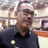 Antisipasi Debu Vulkanik GAK, 31 Puskesmas Bandar Lampung Disiagakan Seluruh puskesmas di wilayah Bandar Lampung diminta aktif memantau kondisi kesehatan masyarakat, terutama kemungkinan munculnya gangguan pernapasan dan iritasi akibat paparan debu vulkanik. Kepala Dinkes Kota Bandar Lampung Muhtadi A. Temenggung mengatakan, langkah tersebut dilakukan sebagai bentuk kesiapsiagaan menghadapi aktivitas vulkanik GAK. “Kami sudah berkoordinasi dengan 31 puskesmas di seluruh wilayah Bandar Lampung untuk memantau langsung kondisi kesehatan di tengah masyarakat,” kata Muhtadi. Hingga Senin (7/9/2026), lanjutnya, belum ditemukan laporan warga yang mengalami gangguan pernapasan maupun iritasi mata akibat paparan debu vulkanik. “Berdasarkan pemantauan di lapangan hingga saat ini, belum ditemukan adanya keluhan warga terkait gangguan pernapasan maupun iritasi akibat debu,” ujarnya. Menurut Muhtadi, kesiapsiagaan dilakukan agar fasilitas kesehatan dapat memberikan respons cepat apabila terjadi peningkatan dampak aktivitas GAK terhadap masyarakat. Selain pemantauan melalui puskesmas, Dinkes juga menerjunkan tenaga kesehatan untuk memberikan edukasi dan imbauan kepada warga. Masyarakat diminta tetap waspada, khususnya saat beraktivitas di luar ruangan. Dinkes mengimbau warga menggunakan masker untuk melindungi saluran pernapasan dari paparan debu. Bagi pengendara sepeda motor, masyarakat juga diimbau menggunakan penutup mata atau kacamata pelindung untuk mengurangi paparan debu pada mata. Dinkes memastikan seluruh fasilitas kesehatan di bawah naungan Pemerintah Kota Bandar Lampung berada dalam kondisi siaga untuk mengantisipasi kemungkinan munculnya keluhan kesehatan akibat paparan debu vulkanik.