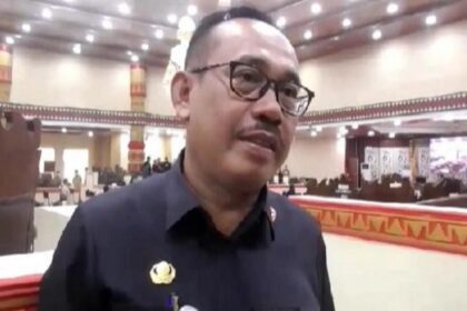Antisipasi Debu Vulkanik GAK, 31 Puskesmas Bandar Lampung Disiagakan 2 Antisipasi Debu Vulkanik GAK, 31 Puskesmas Bandar Lampung Disiagakan Seluruh puskesmas di wilayah Bandar Lampung diminta aktif memantau kondisi kesehatan masyarakat, terutama kemungkinan munculnya gangguan pernapasan dan iritasi akibat paparan debu vulkanik. Kepala Dinkes Kota Bandar Lampung Muhtadi A. Temenggung mengatakan, langkah tersebut dilakukan sebagai bentuk kesiapsiagaan menghadapi aktivitas vulkanik GAK. “Kami sudah berkoordinasi dengan 31 puskesmas di seluruh wilayah Bandar Lampung untuk memantau langsung kondisi kesehatan di tengah masyarakat,” kata Muhtadi. Hingga Senin (7/9/2026), lanjutnya, belum ditemukan laporan warga yang mengalami gangguan pernapasan maupun iritasi mata akibat paparan debu vulkanik. “Berdasarkan pemantauan di lapangan hingga saat ini, belum ditemukan adanya keluhan warga terkait gangguan pernapasan maupun iritasi akibat debu,” ujarnya. Menurut Muhtadi, kesiapsiagaan dilakukan agar fasilitas kesehatan dapat memberikan respons cepat apabila terjadi peningkatan dampak aktivitas GAK terhadap masyarakat. Selain pemantauan melalui puskesmas, Dinkes juga menerjunkan tenaga kesehatan untuk memberikan edukasi dan imbauan kepada warga. Masyarakat diminta tetap waspada, khususnya saat beraktivitas di luar ruangan. Dinkes mengimbau warga menggunakan masker untuk melindungi saluran pernapasan dari paparan debu. Bagi pengendara sepeda motor, masyarakat juga diimbau menggunakan penutup mata atau kacamata pelindung untuk mengurangi paparan debu pada mata. Dinkes memastikan seluruh fasilitas kesehatan di bawah naungan Pemerintah Kota Bandar Lampung berada dalam kondisi siaga untuk mengantisipasi kemungkinan munculnya keluhan kesehatan akibat paparan debu vulkanik.