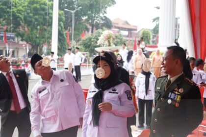 Tarik Tambang hingga Bakiak, Pejabat Bandar Lampung Adu Kompak di HUT RI