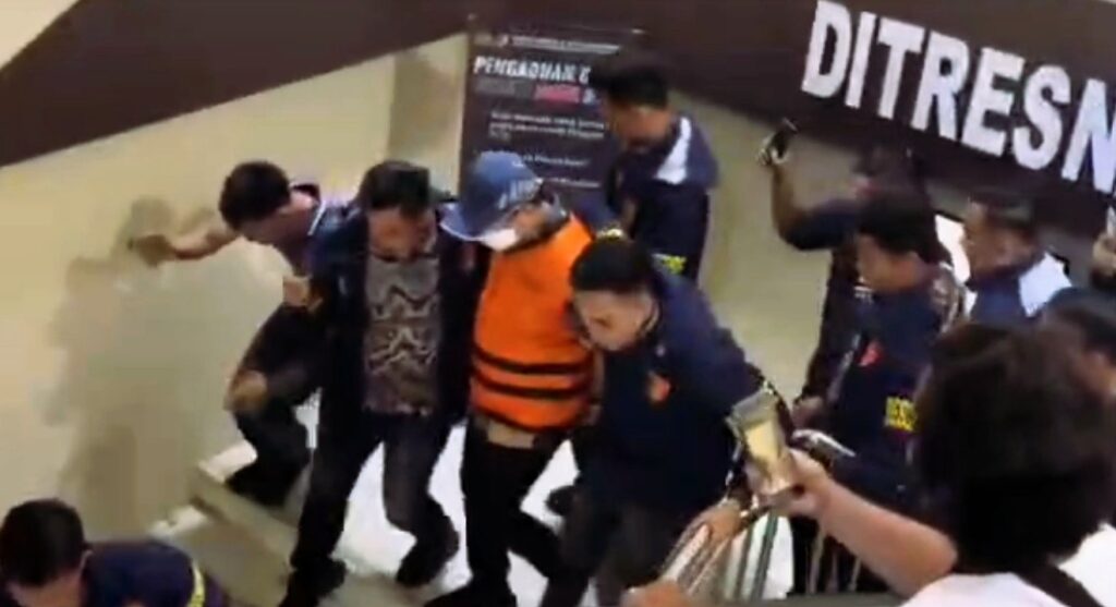 Sekda Lampung Tengah Welly Adiwantra Resmi Ditahan Polda, Kasus Honorer Rugikan Negara Rp7,38 Miliar 1 Sekda Lampung Tengah Welly Adiwantra Resmi Ditahan Polda, Kasus Honorer Rugikan Negara Rp7,38 Miliar