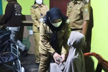 Walikota Eva Dwiana Salurkan Bantuan Alat Kesehatan kepada Warga Tanjung Karang Barat 1 Walikota Eva Dwiana Salurkan Bantuan Alat Kesehatan kepada Warga Tanjung Karang Barat