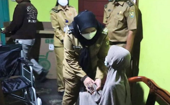 Walikota Eva Dwiana Salurkan Bantuan Alat Kesehatan kepada Warga Tanjung Karang Barat