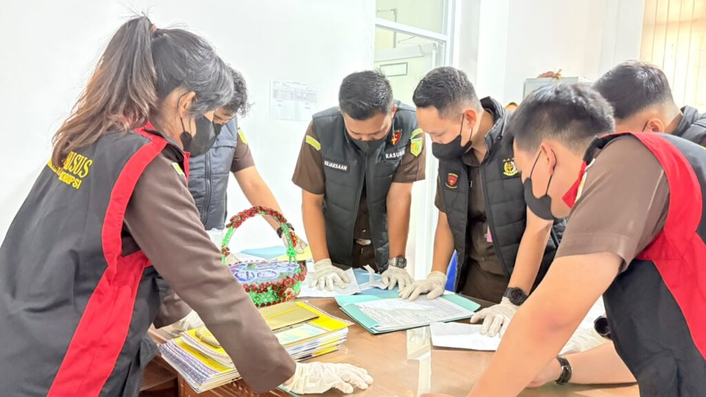 Kejari Lamteng Geledah BMBK, Proyek Jalan Rp14,9 Miliar Dalam Bidikan 1 Kejari Lamteng Geledah BMBK, Proyek Jalan Rp14,9 Miliar Dalam Bidikan