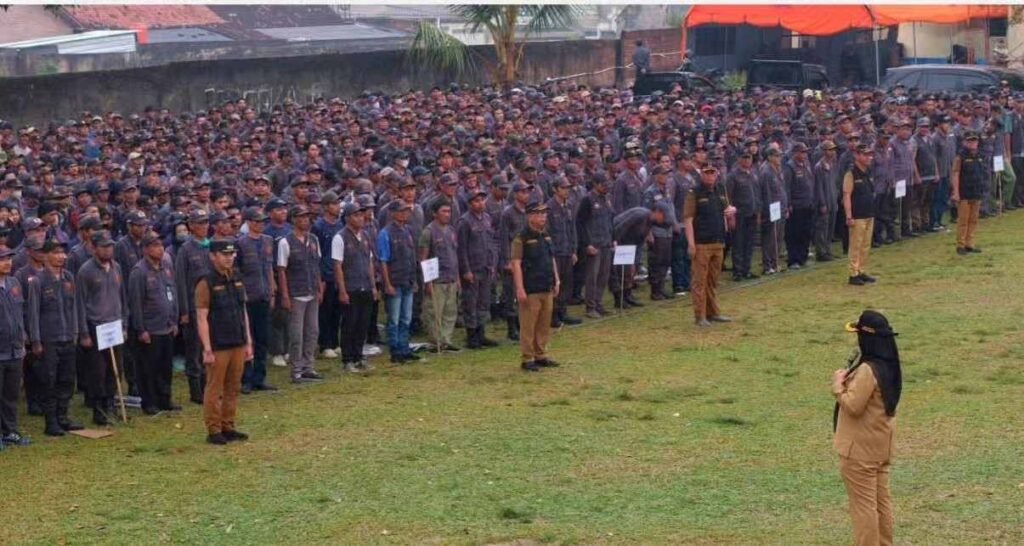 Linmas Bandar Lampung Dapat Seragam Baru, Walikota Beri Penguatan