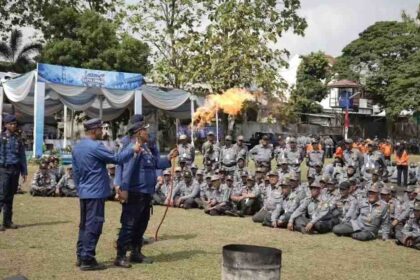 Satlinmas Bandar Lampung Digembleng, Dari Pelatihan Damkar hingga Penanggulangan Bencana 1 Satlinmas Bandar Lampung Digembleng, Dari Pelatihan Damkar hingga Penanggulangan Bencana Dalam kegiatan tersebut, anggota Satlinmas mendapat pelatihan pemadam kebakaran dari Dinas Pemadam Kebakaran dan Penyelamatan. Peserta tidak hanya diberikan pemahaman mengenai kebakaran, tetapi juga dibekali langkah-langkah awal yang harus dilakukan ketika menghadapi kejadian tersebut. Materi mencakup tindakan keselamatan dan penanganan awal sebelum kebakaran mendapatkan penanganan lebih lanjut dari petugas pemadam kebakaran. Pelatihan kemudian berlanjut pada materi penanggulangan bencana yang diberikan Badan Penanggulangan Bencana Daerah (BPBD). Anggota Satlinmas dibekali pengetahuan mengenai kesiapsiagaan, mitigasi, serta langkah yang perlu dilakukan ketika terjadi bencana atau keadaan darurat di lingkungan masyarakat. Pembekalan tersebut menjadi penting karena Satlinmas merupakan salah satu unsur yang berada dekat dengan masyarakat. Kemampuan mengenali situasi dan mengambil langkah awal diharapkan dapat membantu ketika terjadi kondisi darurat sebelum penanganan dilakukan oleh instansi terkait. Selain pelatihan Damkar dan kebencanaan, anggota Satlinmas juga mengikuti pelatihan kepramukaan. Materi ini diarahkan untuk membangun kedisiplinan, kerja sama, kepemimpinan dan kemampuan anggota dalam menjalankan tugas di lapangan. Rangkaian pelatihan tersebut menjadi bagian dari upaya meningkatkan kapasitas dan kesiapsiagaan anggota Satlinmas Bhakti Karya Kota Bandar Lampung. Dengan pembekalan tersebut, anggota Satlinmas diharapkan semakin siap menghadapi berbagai kondisi darurat serta mampu memberikan respons awal yang tepat ketika masyarakat membutuhkan bantuan.