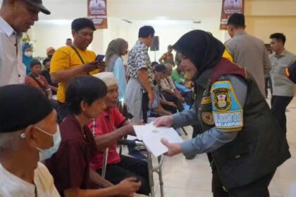 Wali Kota Bandar Lampung Serahkan Bantuan Beras dan Santunan Disabilitas di Kemah Bakti Satlinmas 4 Wali Kota Bandar Lampung Serahkan Bantuan Beras dan Santunan Disabilitas di Kemah Bakti Satlinmas