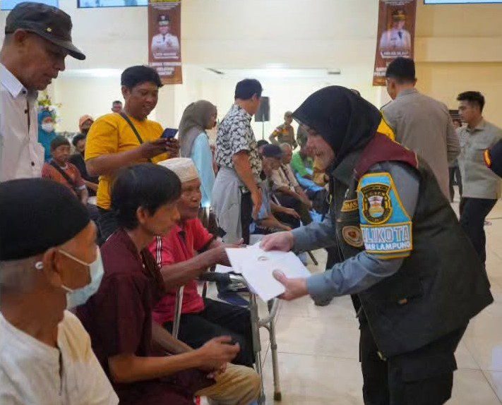 Wali Kota Bandar Lampung Serahkan Bantuan Beras dan Santunan Disabilitas di Kemah Bakti Satlinmas 1 Wali Kota Bandar Lampung Serahkan Bantuan Beras dan Santunan Disabilitas di Kemah Bakti Satlinmas