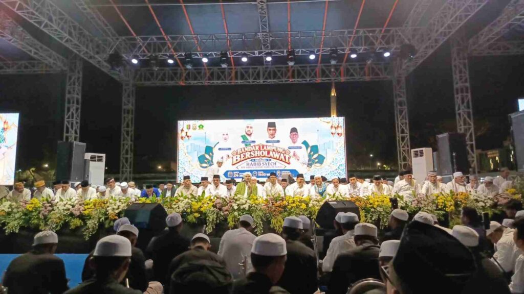 Gubernur Mirza Ajak Warga Perkuat Persaudaraan Lewat Bandar Lampung Bersholawat 1 Gubernur Mirza Ajak Warga Perkuat Persaudaraan Lewat Bandar Lampung Bersholawat