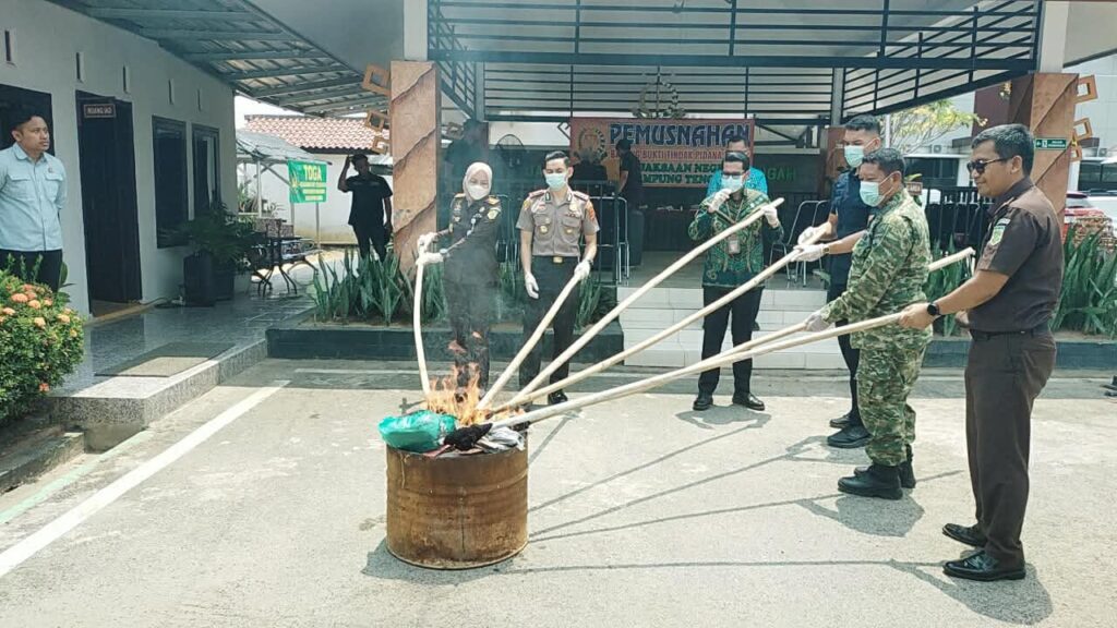 Kejari Lampung Tengah Musnahkan Barang Bukti dari 93 Perkara, Sabu 407 Gram 1 Kejari Lampung Tengah Musnahkan Barang Bukti dari 93 Perkara, Sabu 407 Gram