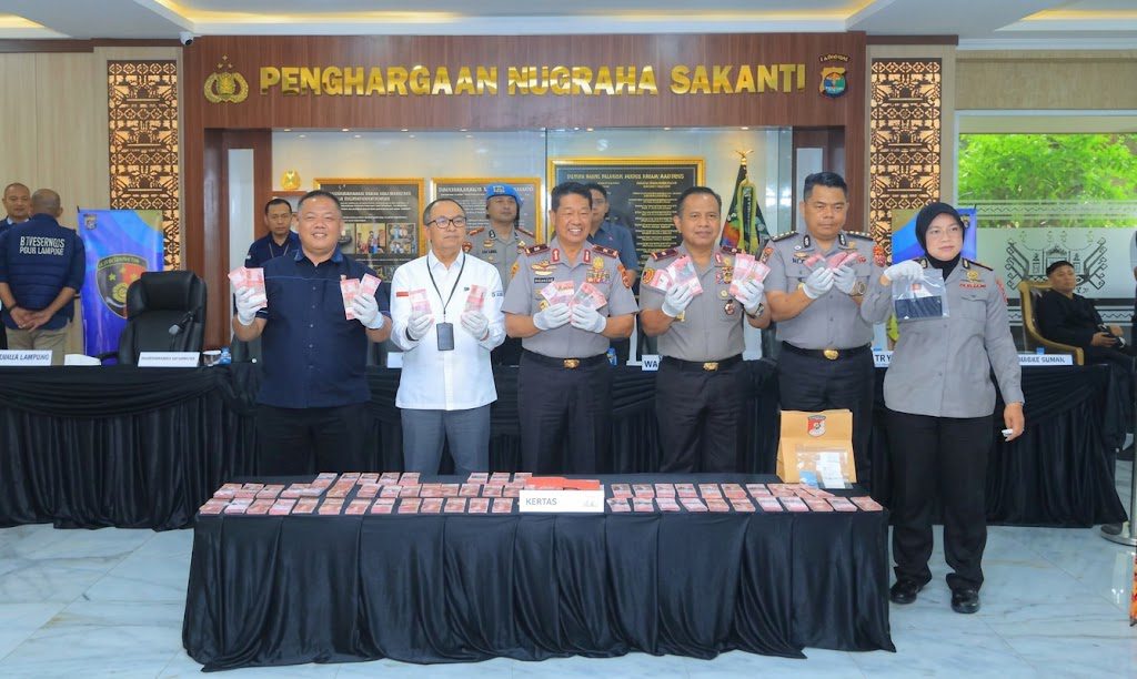 Bawa Uang Palsu Rp980 Juta di Bus Medan–Jakarta, Pria Ditangkap di Bakauheni 1 Bawa Uang Palsu Rp980 Juta di Bus Medan–Jakarta, Pria Ditangkap di Bakauheni